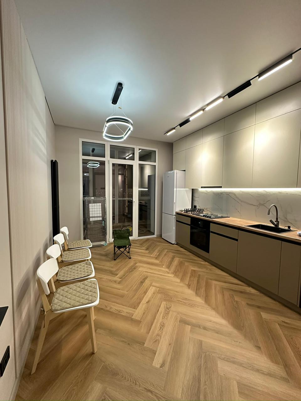 Современный интерьер с премиальным ламинатом